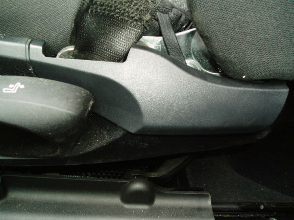 04 Sitze Gurthalter Blende%2001