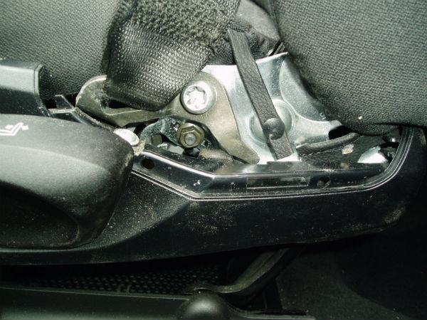 04 Sitze Gurthalter Blende%2002