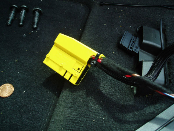 04 3 Sitze Stecker%20Kabel%20verbunden