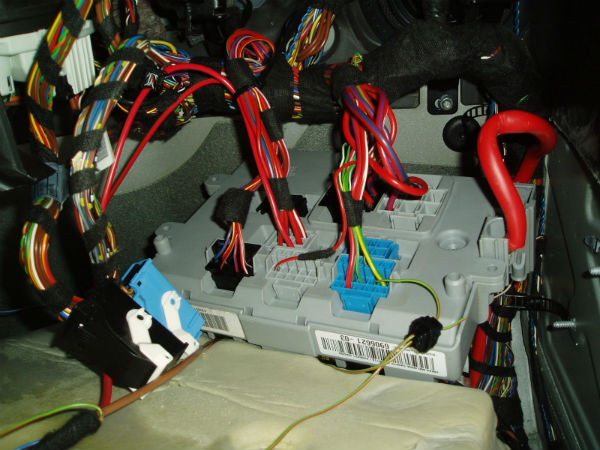 06 Sicherungskasten Herumgeklappt Detail%20mit%20Kabel